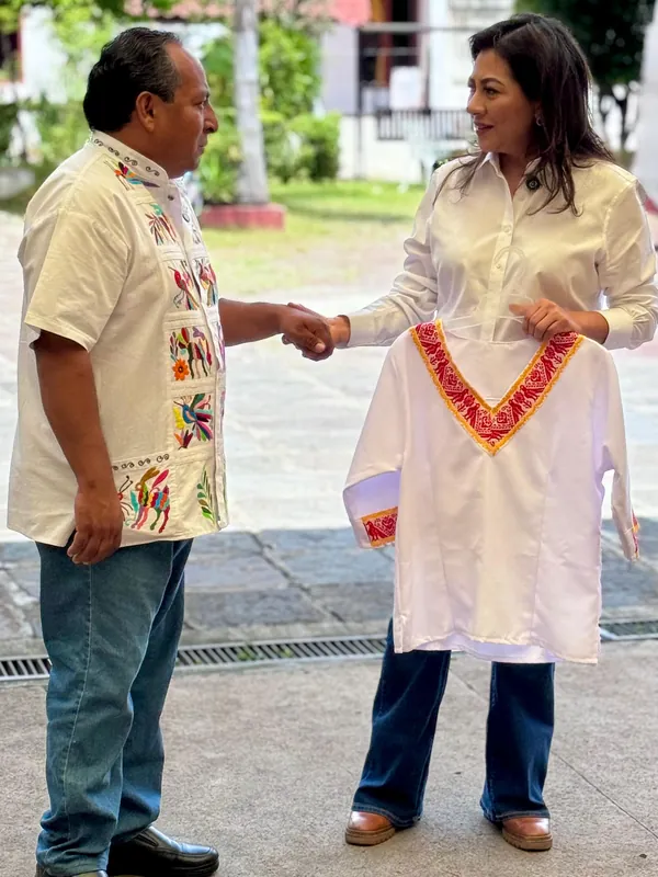 Nadia Navarro Acevedo muestra la blusa bordada con motivos otomíes regalada en Pahuatlán