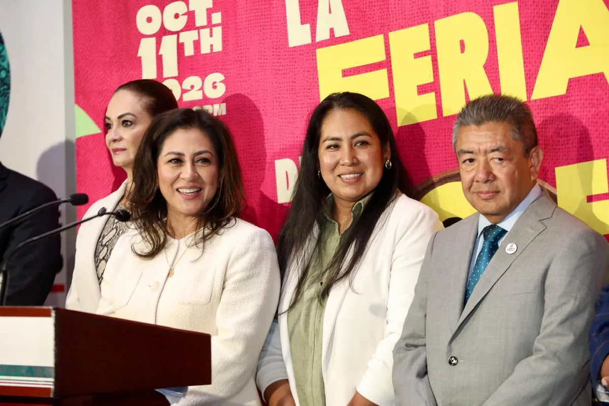 Diputada Nadia Navarro presentando la 19ª Feria de los Moles en el Palacio Legislativo de San Lázaro junto a representantes migrantes