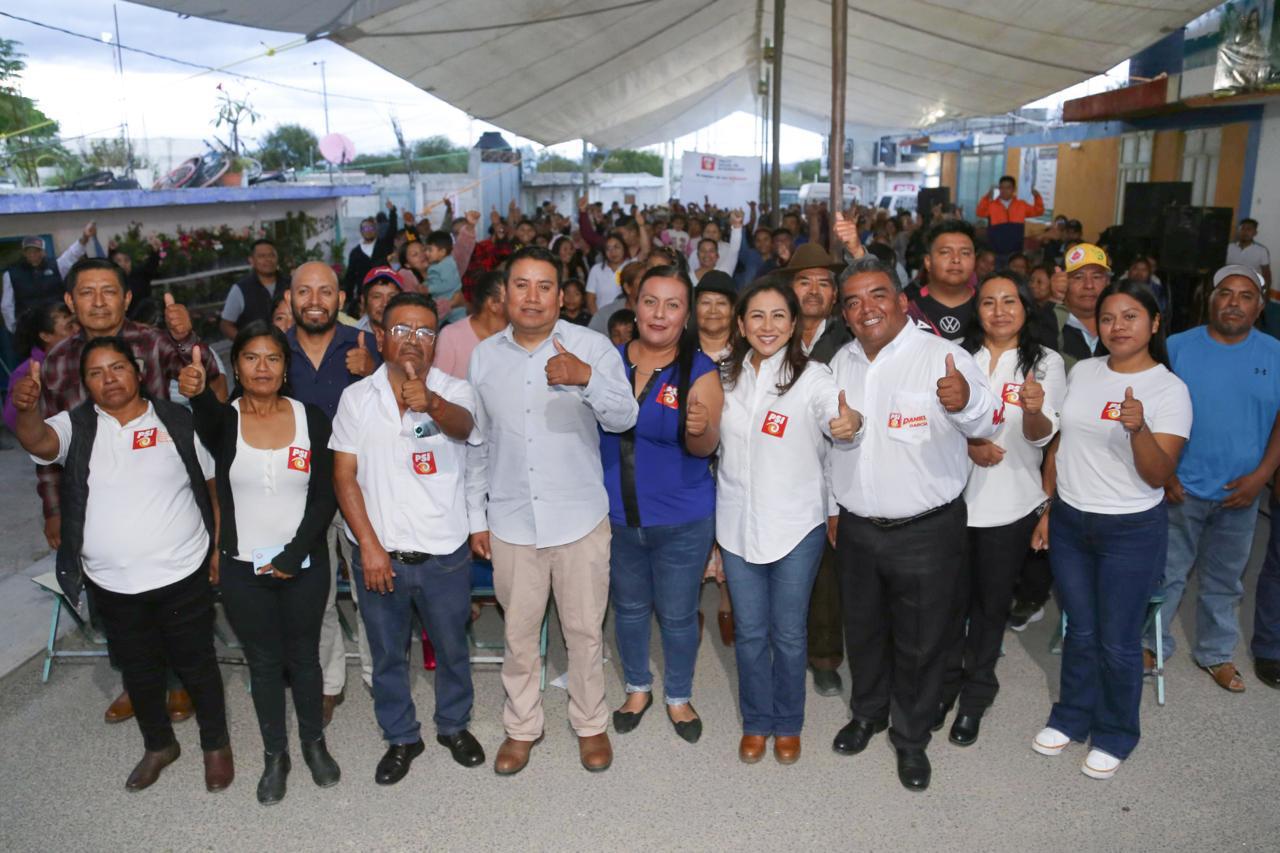 Nadia Navarro Acevedo, presidenta de PSI, en la toma de protesta de Daniel García Romero como coordinador municipal en Molcaxac, Puebla