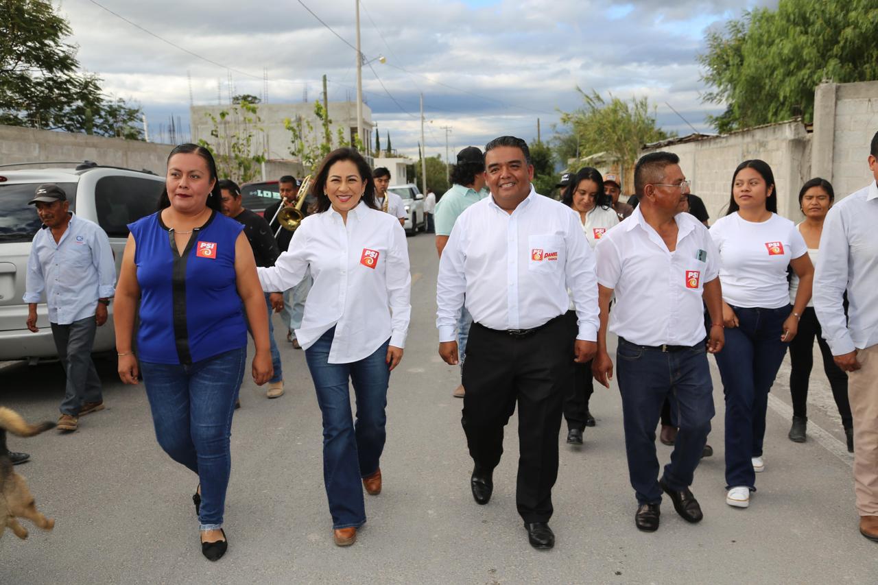 Daniel García Romero y Nadia Navarro Acevedo en el encuentro de PSI en la junta auxiliar de San José de Gracia, Molcaxac