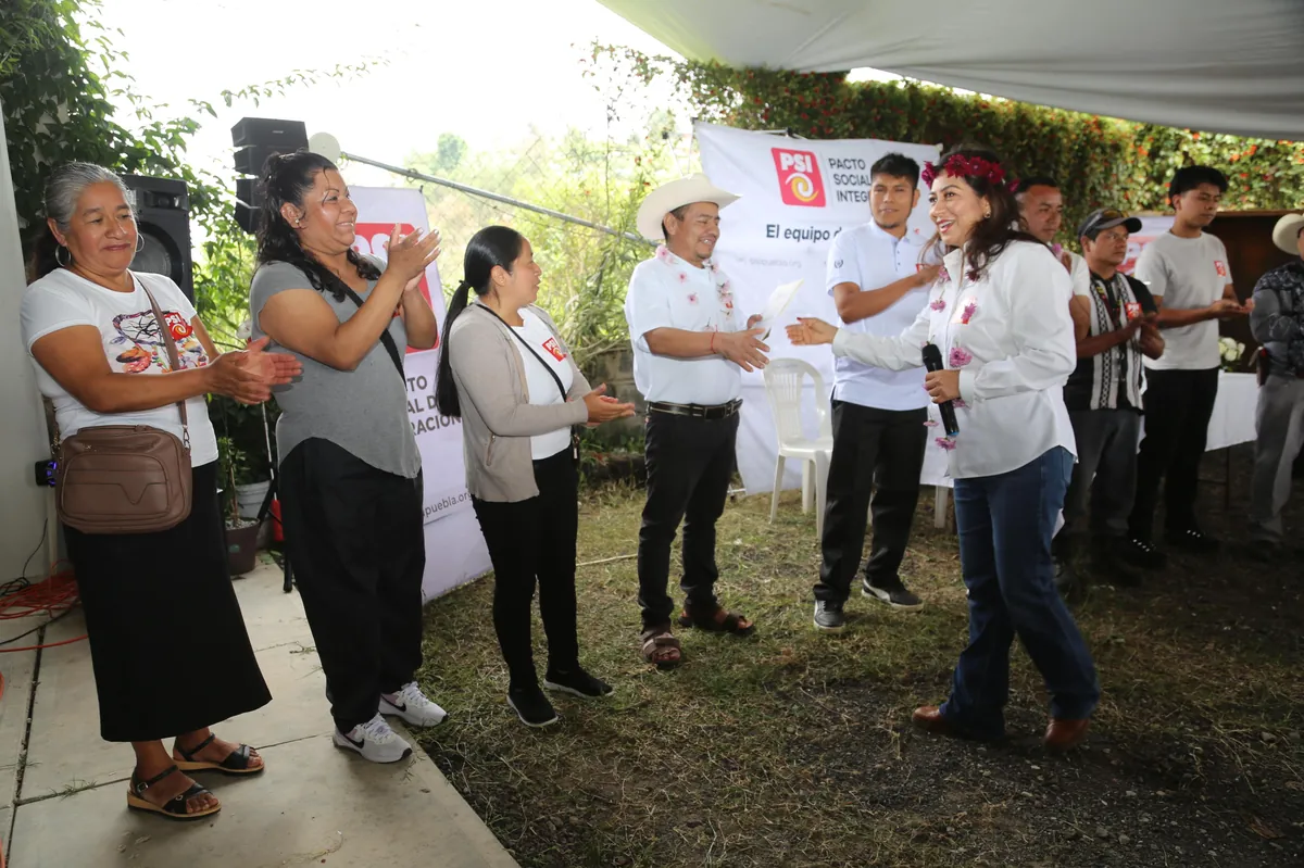 Habitantes de Tepango de Rodríguez reunidos con PSI en un encuentro de escucha