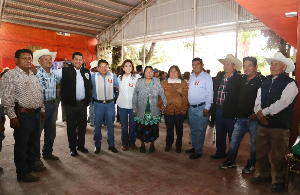 Nadia Navarro Acevedo rodeada de coordinadores y ciudadanos durante el trabajo territorial del PSI en Tlacotepec