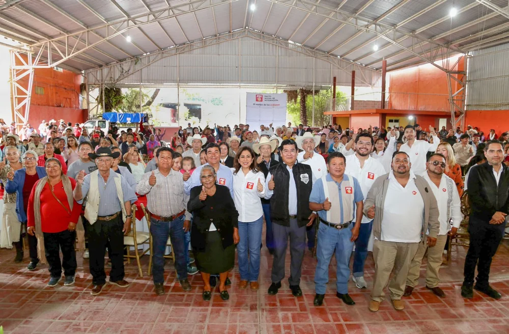 Nadia Navarro Acevedo, presidenta del PSI, junto a coordinadores y asistentes durante el evento en Tlacotepec de Benito Juárez, Puebla