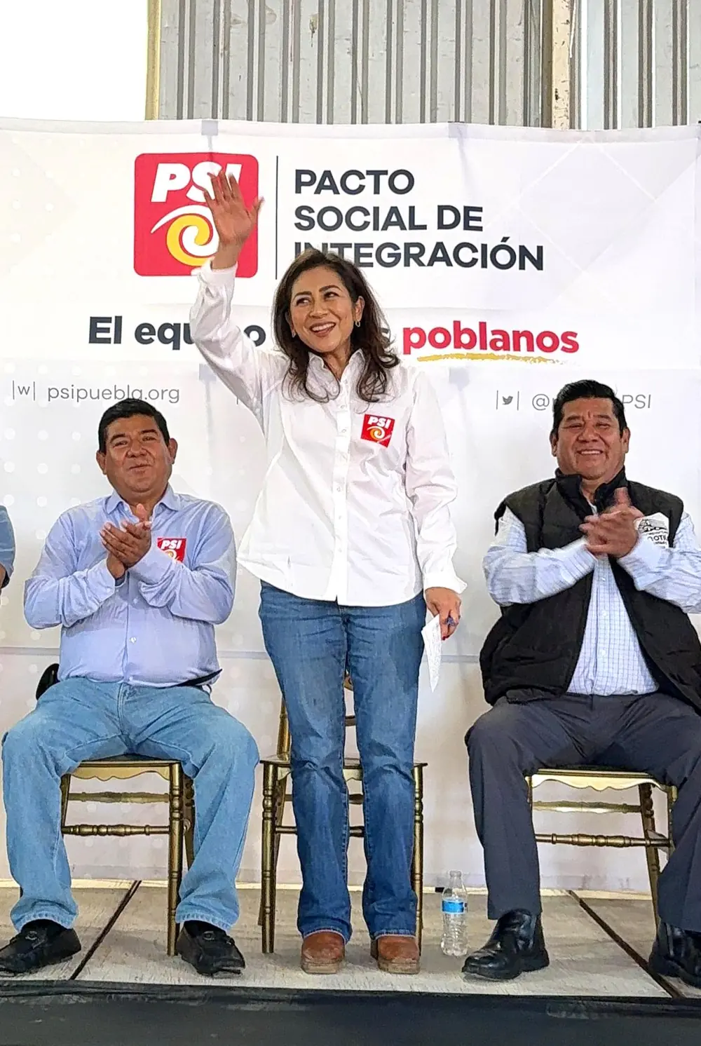 Coordinadores municipales del PSI observando el desarrollo del evento con Nadia Navarro en Tlacotepec