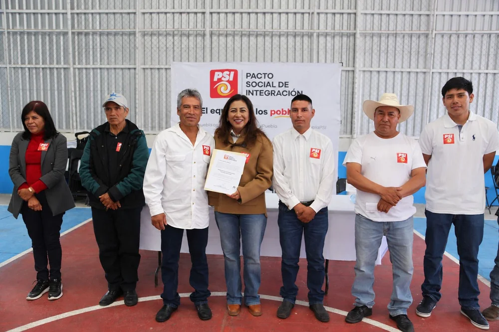 Nadia Navarro Acevedo, presidenta estatal de PSI, impulsando el trabajo de PSI Calpan junto a Lorenzo Bautista Ventura y la comunidad