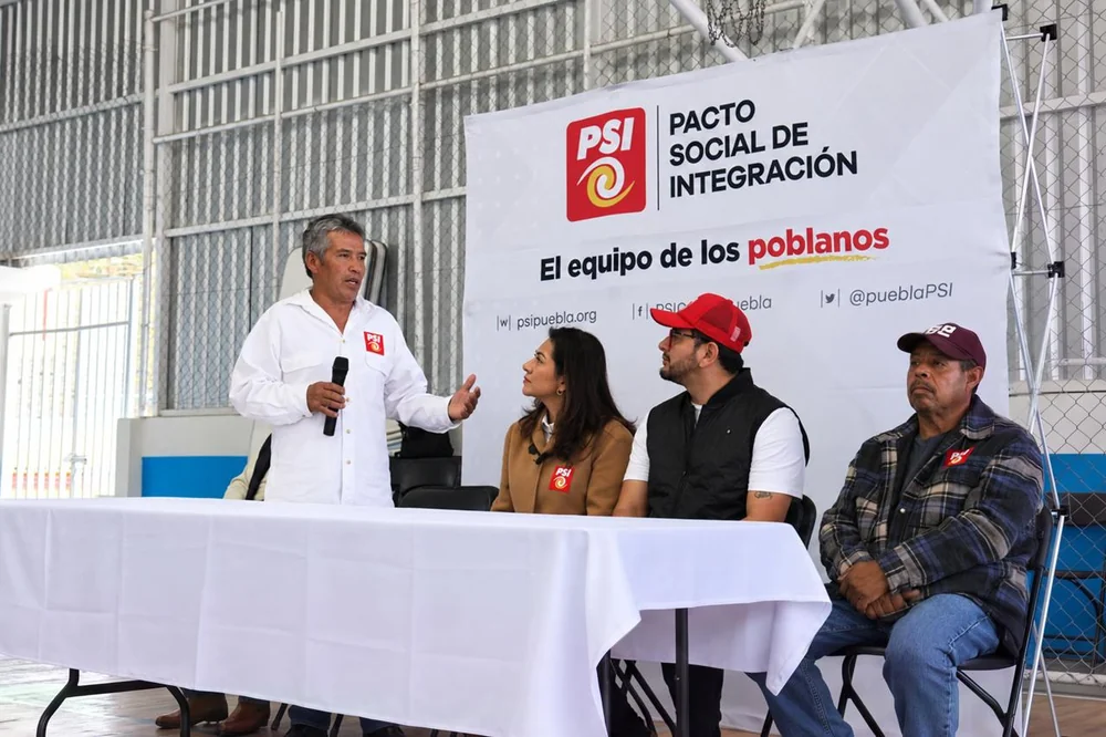 Nadia Navarro durante la toma de protesta en Calpan, Puebla, donde respalda el trabajo de PSI Calpan y Lorenzo Bautista Ventura